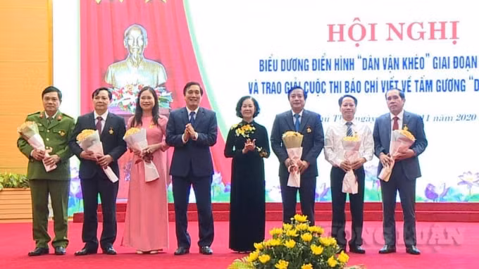 Đồng chí Trưởng Ban dân vận Trung ương Trương Thị Mai đã tặng lẵng hoa chúc mừng cho những kết quả mà tỉnh ủy Phú Thọ đã đạt được trong tổ chức phong trào thi đua 