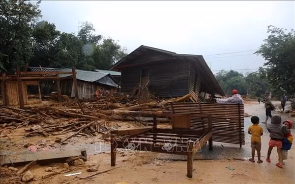 Nhà cửa của người dân xã Hướng Việt, huyện Hướng Hóa (Quảng Trị) bị sập đổ do lũ quét, tháng 10/2020. Ảnh: TTXVN