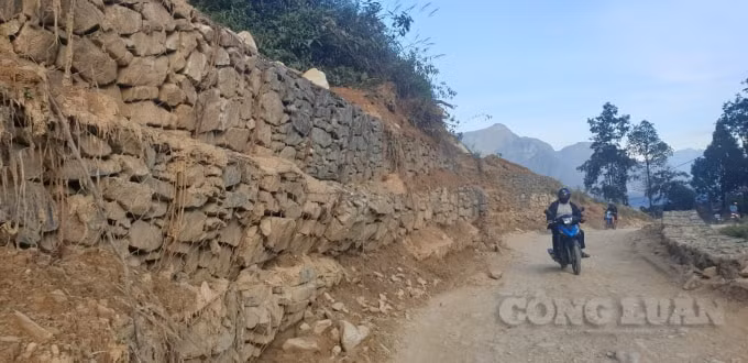 Đất đá phía bên trên có thể ập xuống đầu người dân đi lại quanh khu vực này bất cứ lúc nào, kè rọ đá tạm thời cũng được UBND thị xã Sa Pa cho là không đảm bảo an toàn và lâu dài.