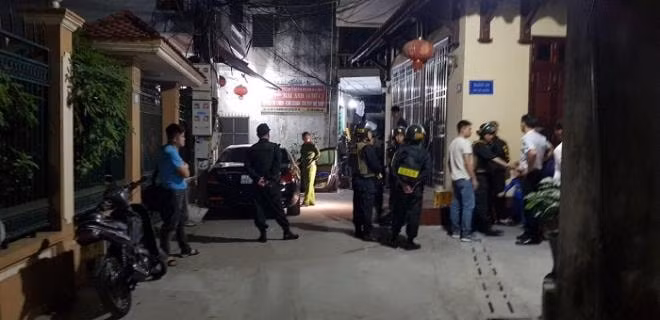 Lực lượng chức năng bảo vệ hiện trường và khám xét nhà, ô tô của trùm cho vay nặng lãi Chúc 