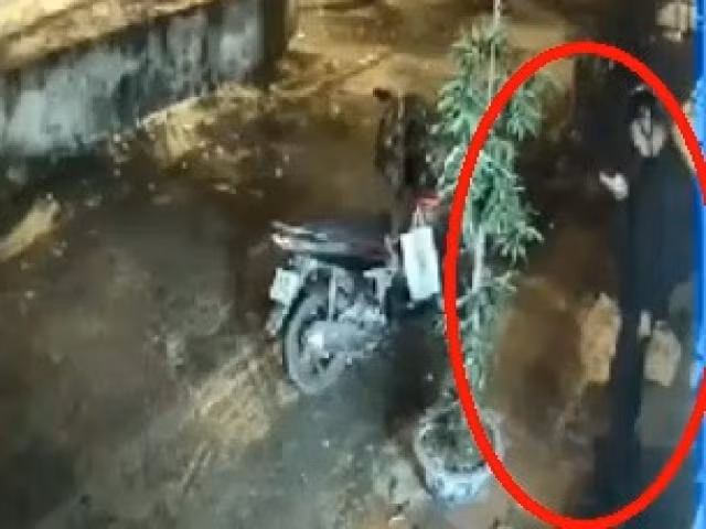 Đ.A đang sử dụng điện thoại thì trúng đạn