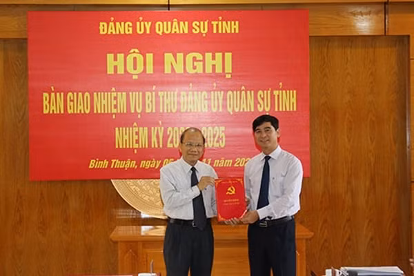 Ông Nguyễn Mạnh Hùng (trái), nguyên Bí thư Tỉnh ủy, nguyên Bí thư Đảng ủy Quân sự tỉnh Bình Thuận nhiệm kỳ 2015-2020 trao quyết định cho ông Dương Văn An, Bí thư Tỉnh ủy, nhiệm kỳ 2020-2025. Ảnh: Báo Bình Thuận