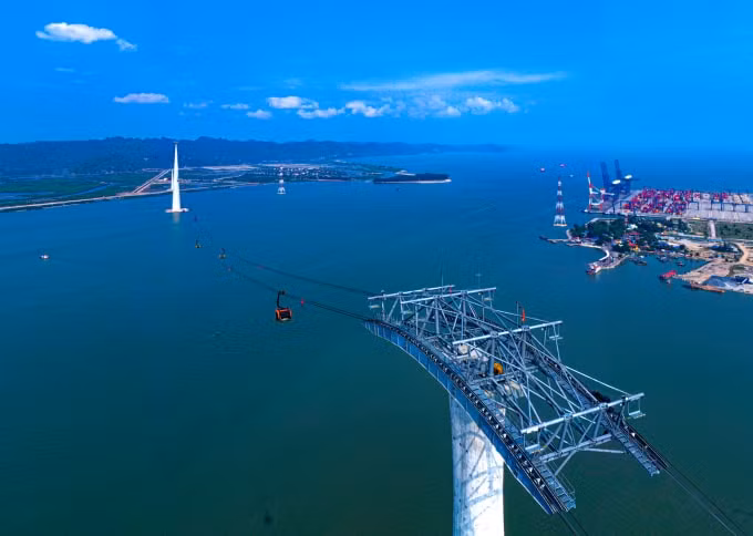 Cáp treo vượt biển Cát Hải. Ảnh: Nguyễn Đức Nghĩa.