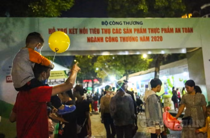 Hoạt động “Trưng bày, giới thiệu, kết nối sản phẩm thực phẩm an toàn tới người tiêu dùng” diễn ra trong 2 ngày, từ ngày 6 đến 7/11 trên Quảng trường Đông Kinh Nghĩa Thục, Hoàn Kiếm, Hà Nội