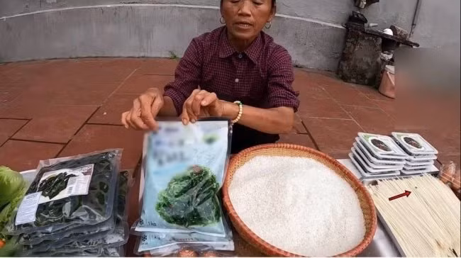Bà Tân nhiều lần bị soi là làm mất vệ sinh khi nấu ăn. Ảnh: tinmoi.vn