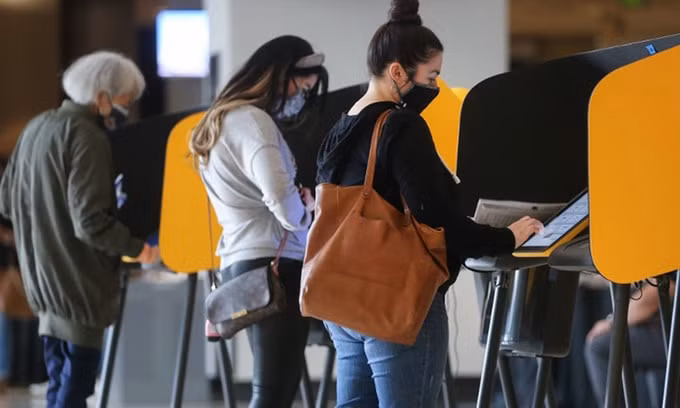Cử tri Mỹ đi bỏ phiếu sớm trực tiếp tại điểm bầu cử ở thành phố Los Angeles, bang California hôm 25/10. Ảnh: AFP.