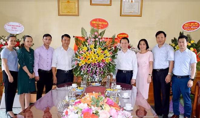 Đồng chí Đỗ Đức Duy - Bí thư Tỉnh ủy (nguyên Phó Bí thư Tỉnh ủy, Chủ tịch UBND tỉnh) tặng hoa chúc mừng Hội Nhà báo tỉnh Yên Bái nhân kỷ niệm 90 năm Ngày Báo chí cách mạng Việt Nam 21/6.