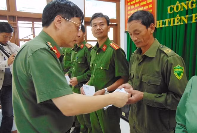 Đại tá Phạm Khải, Tổng Biên tập Báo CAND trao quà cho CBCS Công an huyện Tiên Phước nỗ lực tham gia tuyến đầu giúp đỡ người dân trong bão lũ. Ảnh: Ngọc Thi