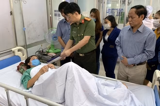 Đại tá Phạm Khải, Tổng Biên tập Báo CAND, trao quà động viên nạn nhân vụ sạt lở đất ở huyện Nam Trà My, Quảng Nam. Ảnh: Ngọc Thi