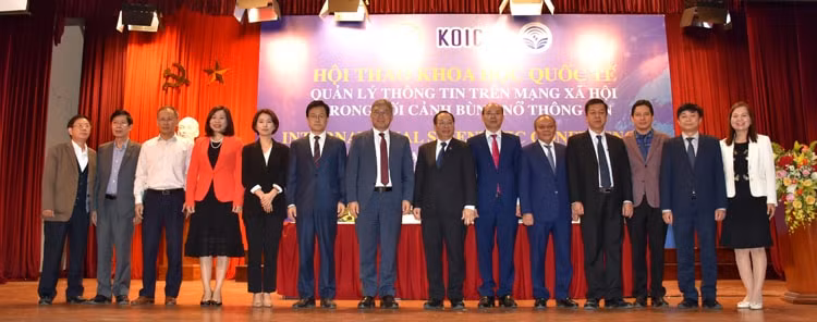 Các đại biểu tham dự Hội thảo chụp ảnh lưu niệm. Ảnh: AJC