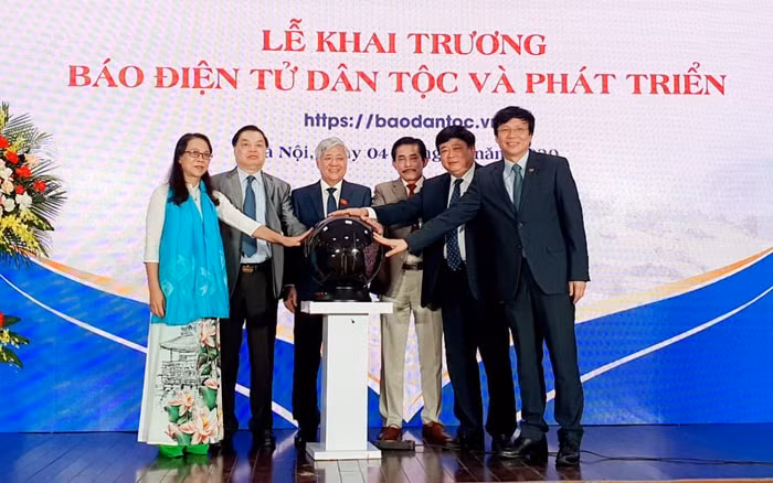 Các đại biểu khai trương Báo điện tử Dân tộc và Phát triển. Ảnh Trần Lê