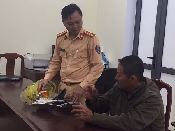 Tài xế Tùng bị bắt giữ tại cơ quan công an. Ảnh: tienphong.vn