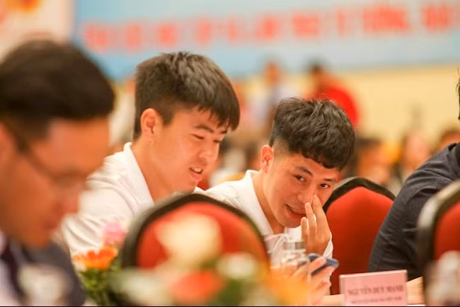 Bộ đôi cầu thủ của Hà Nội FC chính thức trở thành tân sinh viên khoa Huấn luyện thể thao (K56) của trường Đại học TDTT Bắc Ninh. Ảnh: bongda24h.vn