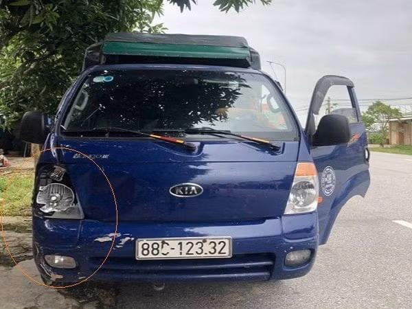 Hình ảnh chiếc xe tải bị hư hoảng phần đèn sau tai nạn. Ảnh: tienphong.vn