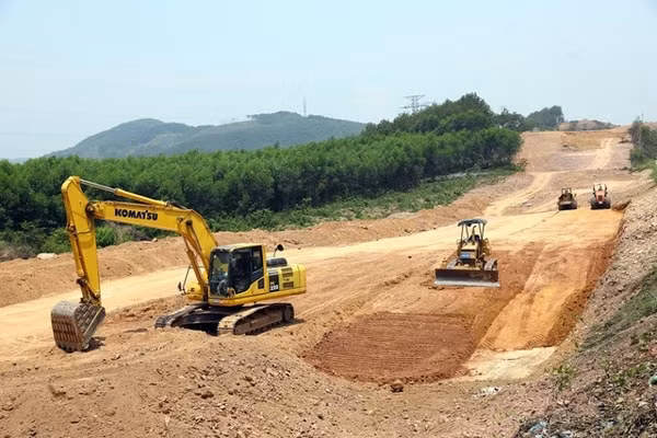 Thi công tuyến cao tốc Bắc - Nam đoạn Cam Lộ - La Sơn. Ảnh: Tin tức