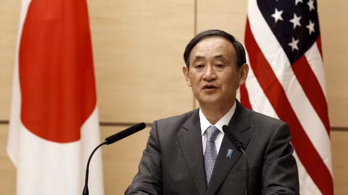 Thủ tướng Yoshihide Suga có vẻ sẽ bắt đầu nhanh chóng xây dựng mối quan hệ với người chiến thắng trong cuộc bầu cử tổng thống Hoa Kỳ. Ảnh: Reuters