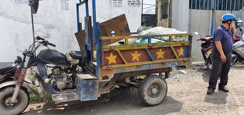 Hình ảnh chiếc xe ba bánh bị lực lượng chức năng phát hiện đổ rác trộm. Ảnh: TL
