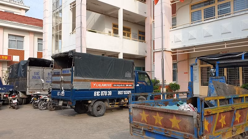 Hiện các phương tiện đổ rác trộm đang bị tạm giữ tại UBND xã Vĩnh Lộc B, huyện Bình Chánh. Ảnh: flo.vn