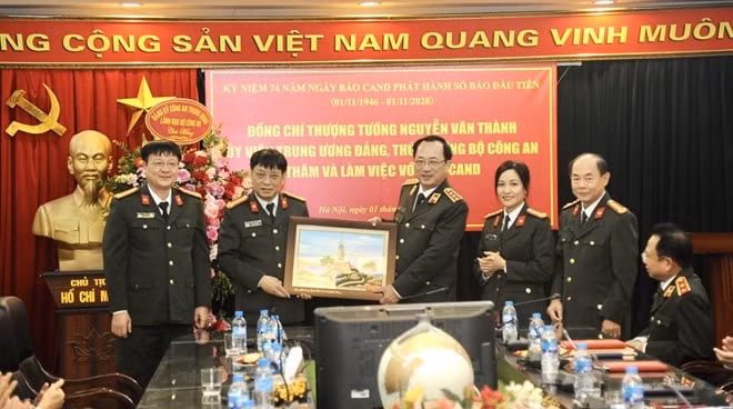 Thứ trưởng Nguyễn Văn Thành trao bức tranh lưu niệm tặng Báo CAND