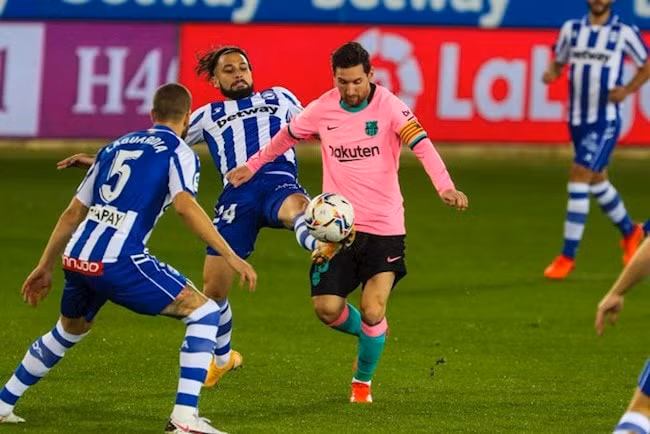 Tiền đạo Messi và đội bóng đã gặp nhiều khó khăn trước chủ nhà Alaves. Ảnh: internet.