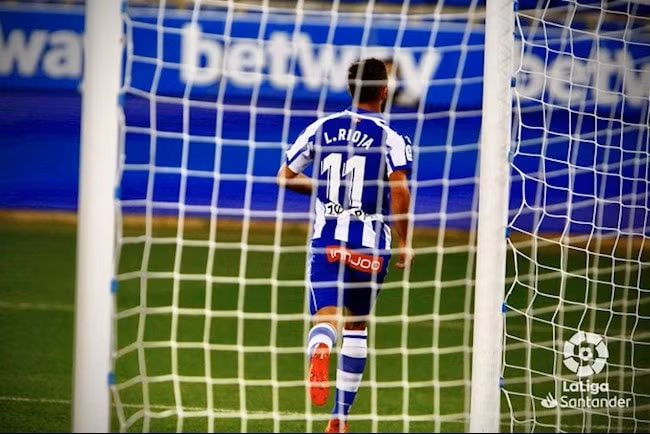 Cầu thủ Luis Rioja mở tỷ số cho Alaves sau sai sót của thủ môn đối phương. Ảnh: internet