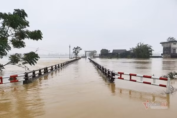 Nhiều thôn xã của huyện Hưng Nguyên, Nghệ An bị ngập sâu khiến hàng trăm hộ dân bị cô lập. Ảnh: Vietnamnet