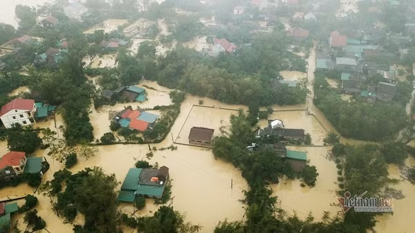 Xã Hưng Lợi, huyện Hưng Nguyên chìm trong biển nước. Ảnh: Vietnamnet