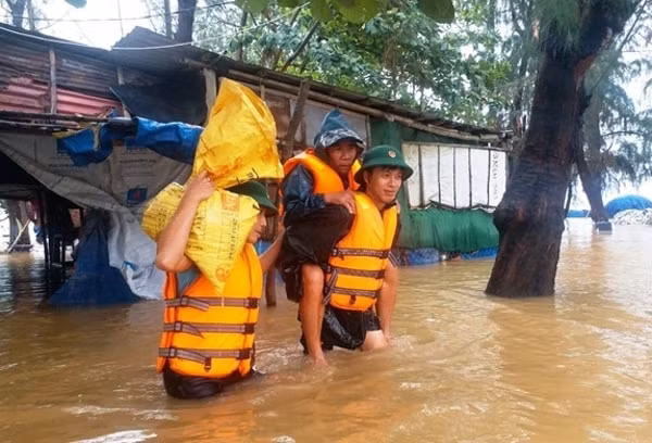 Lực lượng vũ trang Quân khu 4 giúp dân phòng chống lũ lụt, tháng 10/2020