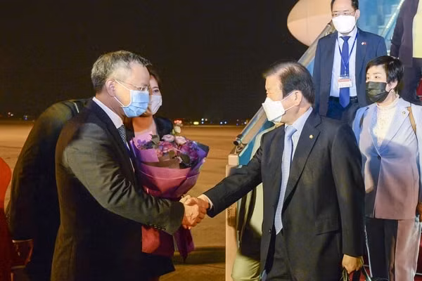 Phó Chủ nhiệm Ủy ban Đối ngoại của Quốc hội Nguyễn Mạnh Tiến chào đón Chủ tịch Quốc hội Hàn Quốc Park Byeong Seug. Ảnh: quochoi.vn