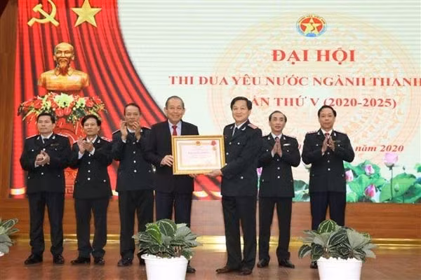 Phó Thủ tướng Thường trực Trương Hòa Bình trao Huân chương Lao động hạng Nhất của Chủ tịch nước cho ngành Thanh tra Việt Nam. Ảnh: TTXVN