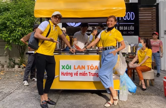 Vợ chồng Lương Thế Thành đứng bán xôi.