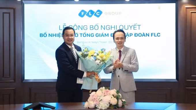 Chủ tịch Tập đoàn FLC Trịnh Văn Quyết tặng hoa chúc mừng Tân Phó Tổng giám đốc.