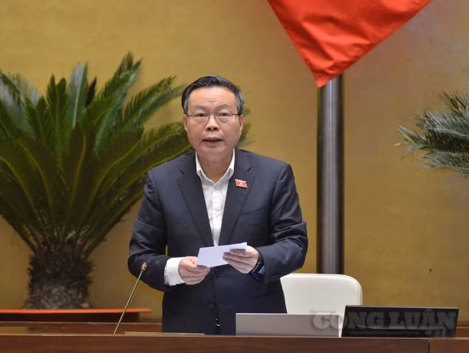 Phó Chủ tịch Quốc hội Phùng Quốc Hiển điều hành nội dung làm việc tại buổi thảo luận.