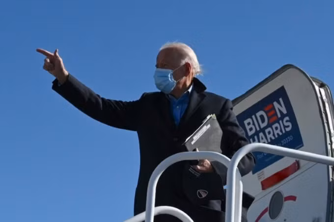 Ứng cử viên tổng thống đảng Dân chủ Joe Biden bay đến điểm dừng chiến dịch cuối cùng của năm 2020. Ảnh: AFP