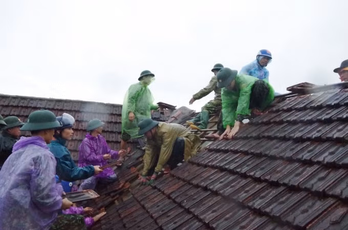 Ảnh hưởng của bão số 9 vừa qua đã làm tốc mái nhà của người dân xã Thịnh Lộc, huyện Lộc Hà, Hà Tĩnh