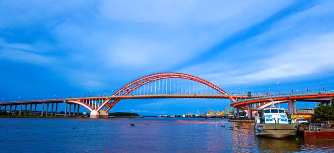 Cầu Hoàng Văn Thụ nhìn từ bến phà Bính. Ảnh: Nguyễn Đức Nghĩa.
