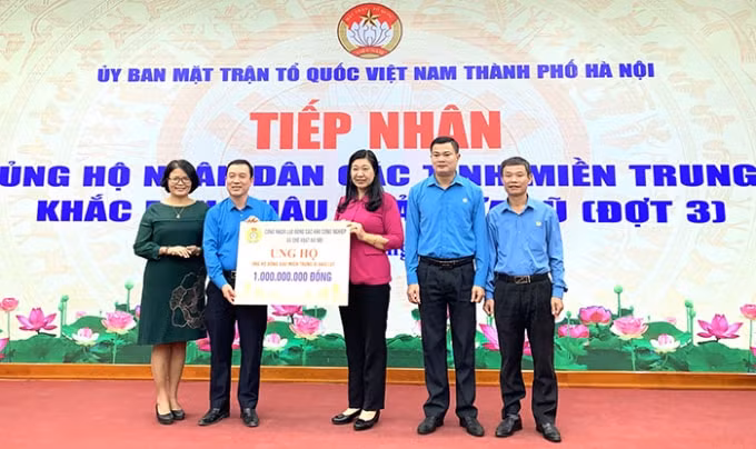 Chủ tịch UBMTTQ Việt Nam thành phố Hà Nội Nguyễn Lan Hương tiếp nhận ủng hộ của các đơn vị