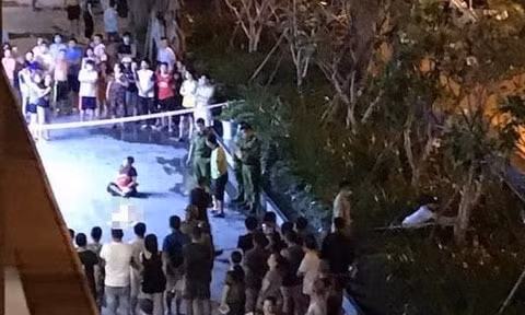 Mẹ của cháu bé cũng đã có mặt tại hiện trường nhưng không giữ được bình tĩnh đã chạy ra ôm lấy thi thể, gào khóc thương tâm khiến người dân không khỏi xót xa.