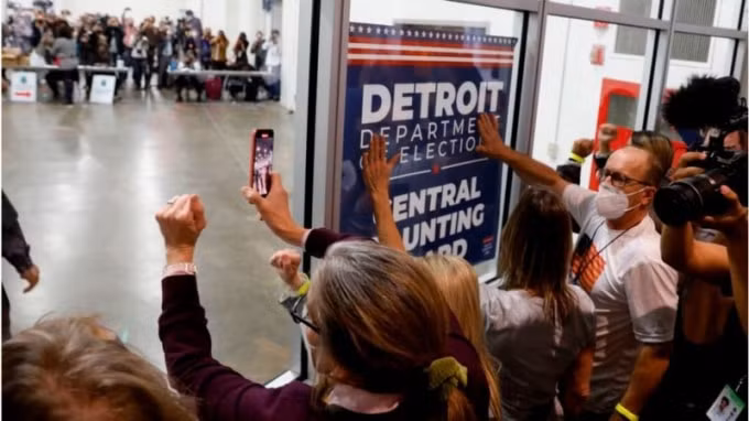 Những người biểu tình ủng hộ Donald Trump ở Michigan - Ảnh: Getty