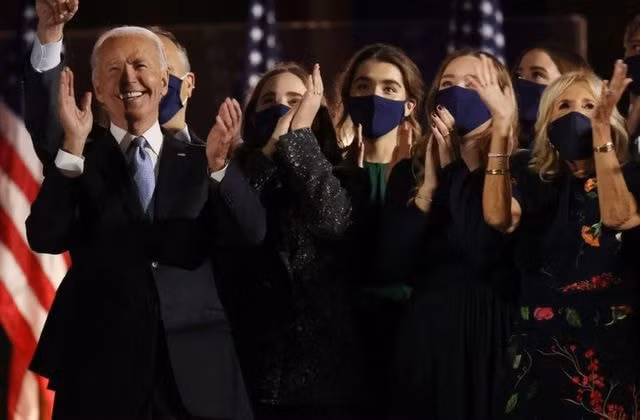 Tổng thống đắc cử Joe Biden ăn mừng cheiens thắng cùng gia đình. Ảnh: Reuters