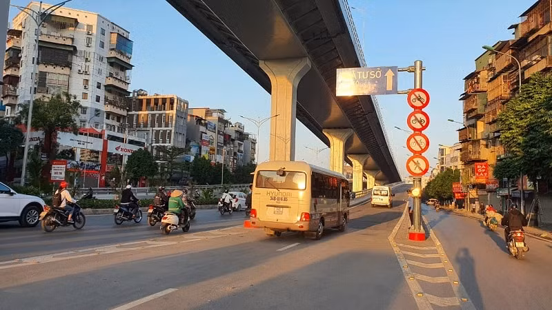 Các phương tiện tham gia giao thông ôtô, xe máy được phép lưu thông trên tuyến đường Vành đai 2 trên cao (đoạn Ngã Tư Sở - Ngã Tư Vọng và ngược lại). Ảnh: kinhtedothi.vn