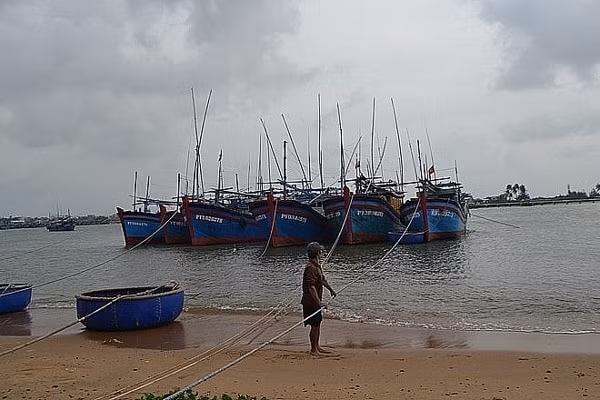 Tỉnh Phú Yên ban hành lệnh cấm biển để ứng phó với bão số 12