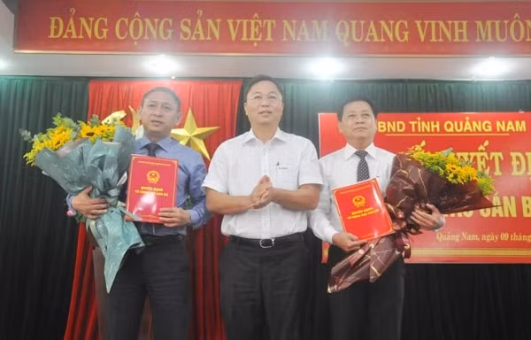 Chủ tịch UBND tỉnh Quảng Nam Lê Trí Thanh trao quyết định điều động, bổ nhiệm ông Nguyễn Quang Thử (phải) giữ chức Giám đốc Sở KH&ĐT và phân công ông Nguyễn Thanh Quang phụ trách, điều hành Sở Công Thương