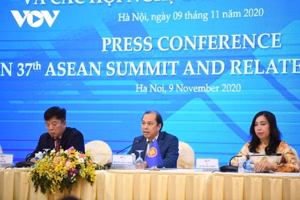 Thứ trưởng Nguyễn Quốc Dũng chủ trì họp báo về Hội nghị cấp cao ASEAN lần thứ 37, chiều 9/11. Ảnh: VOV