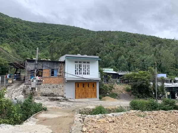 Khánh Hòa hiện có nhiều hộ dân sống gần các sườn núi có nguy cơ sạt lở cao khi mưa lũ