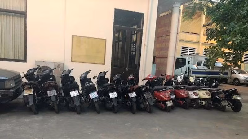 7 xe máy và 7 xe máy điện đã được cơ quan chức năng thu giữ. Ảnh: tienphong.vn