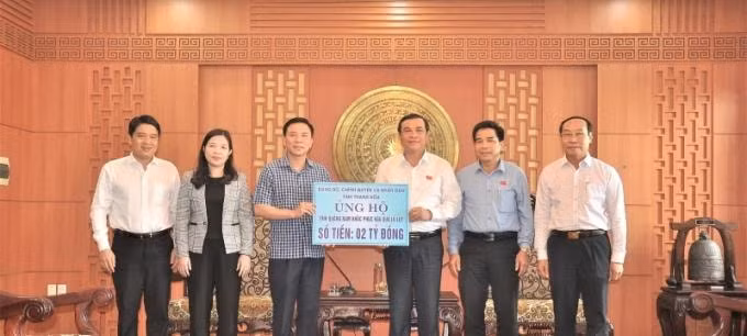Ông Đỗ Trọng Hưng - Bí thư Tỉnh ủy, Trưởng đoàn ĐBQH tỉnh Thanh Hóa trao số tiền 2 tỷ đồng giúp tỉnh Quảng Nam khắc phục hậu quả bão, lũ. Ảnh: BTH