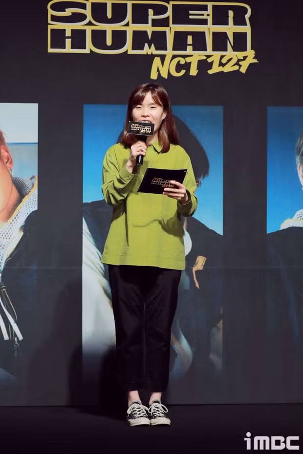 Park Ji Sun với vai MC.