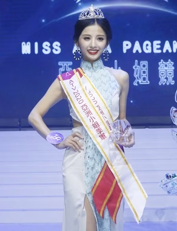 Á hậu hai là Cao Văn Quân, 22 tuổi, số đo 78-60-86 cm. Cô còn được trao giải phụ 