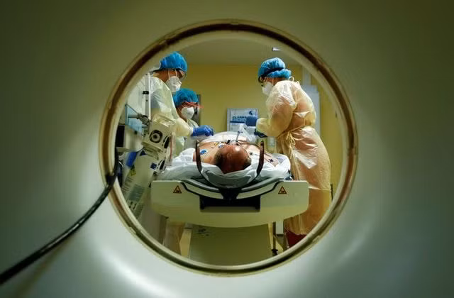 Châu Âu vừa vượt qua số ca nhiễm 10 triệu người và tình hình lây nhiễm tại khu vực này đã tăng gấp đôi chỉ trong 5 tuần qua - Ảnh: Reuters